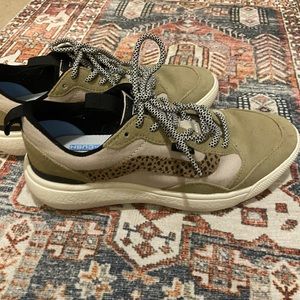 Vans! Ultra Cush Ultra Range sneakers! Size 7! Excellent condition! Worn once!